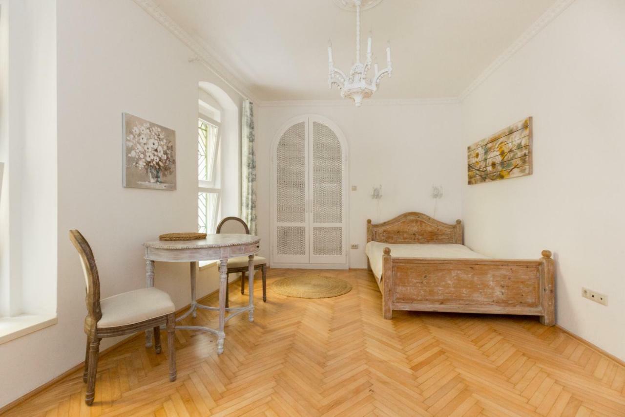 Vintage Style Apartment *